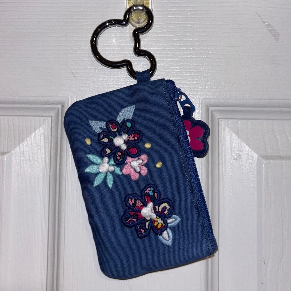 🩵 Disney Vera Bradley Zipper Pouch with Mickey Shaped Key Ring 🩵